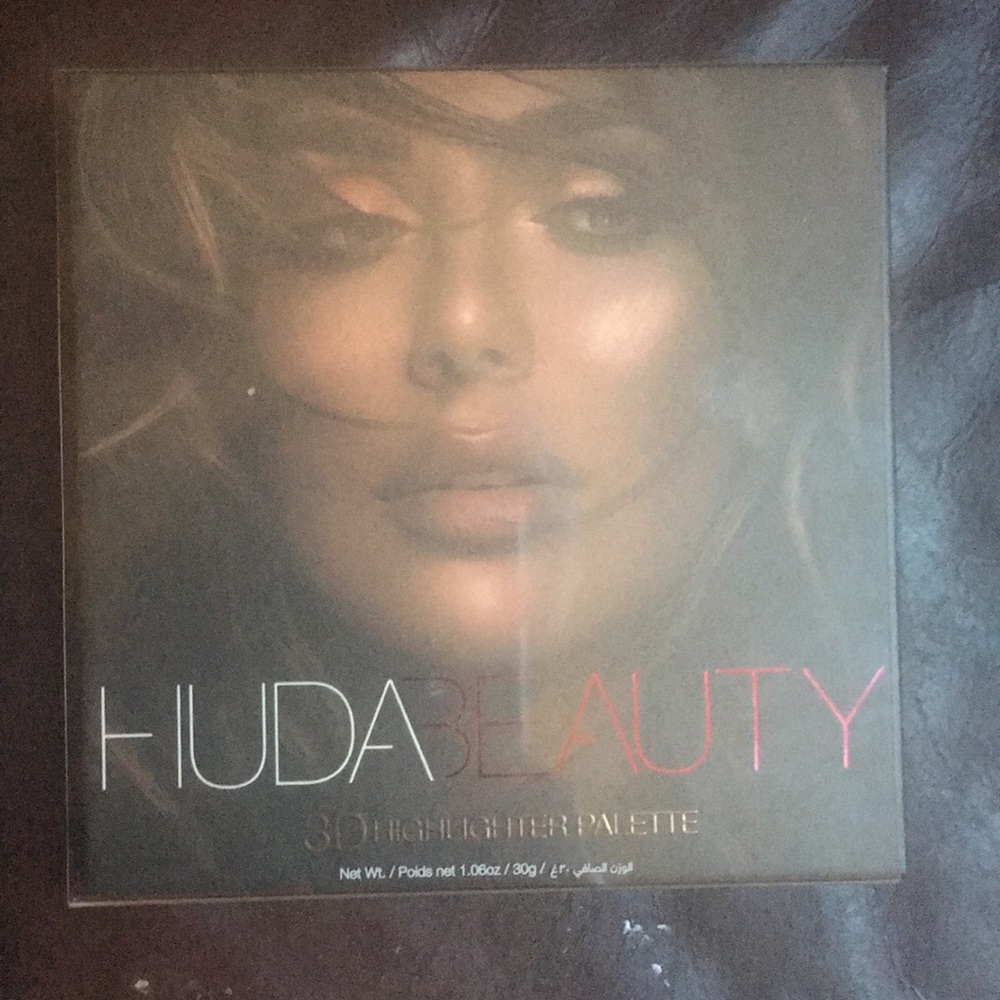 HUDA beauty 3D highlighter palette